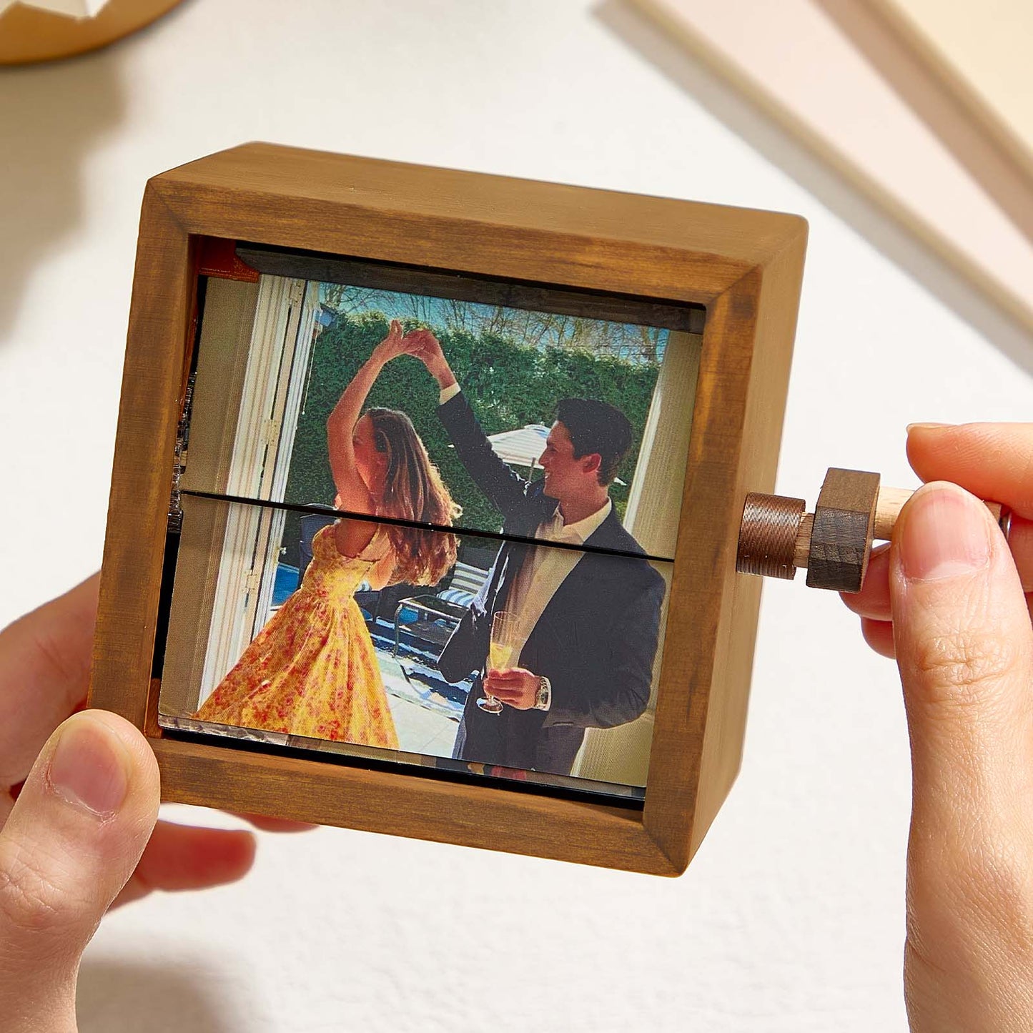 Custom Photo Flipbook Frame Animation Machine Mechanical Hand-cranked Flipbook Box Photo Album with Light Black Walnut Baby Photo Cube Frame Creative Gift